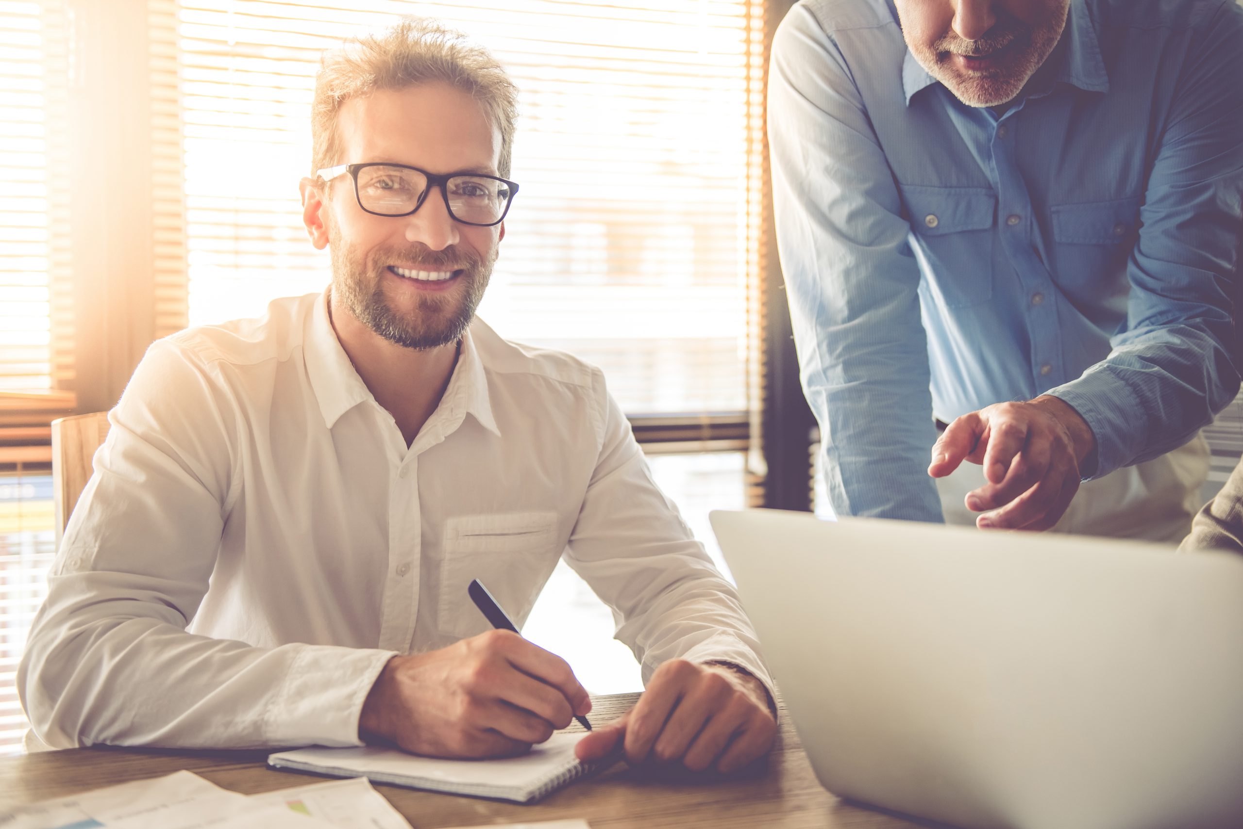 Business,People,Are,Using,A,Laptop,,Discussing,Affairs,And,Smiling